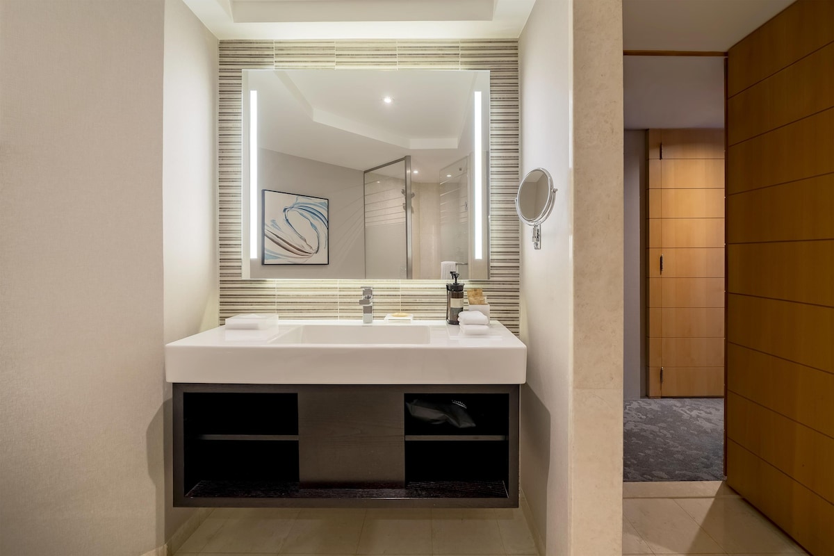 Deluxe kamer, 2 tweepersoonsbedden | Badkamer | Een aparte badkuip en douche, gratis toiletartikelen, een haardroger