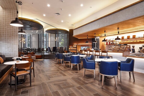 2 restaurants, breakfast served