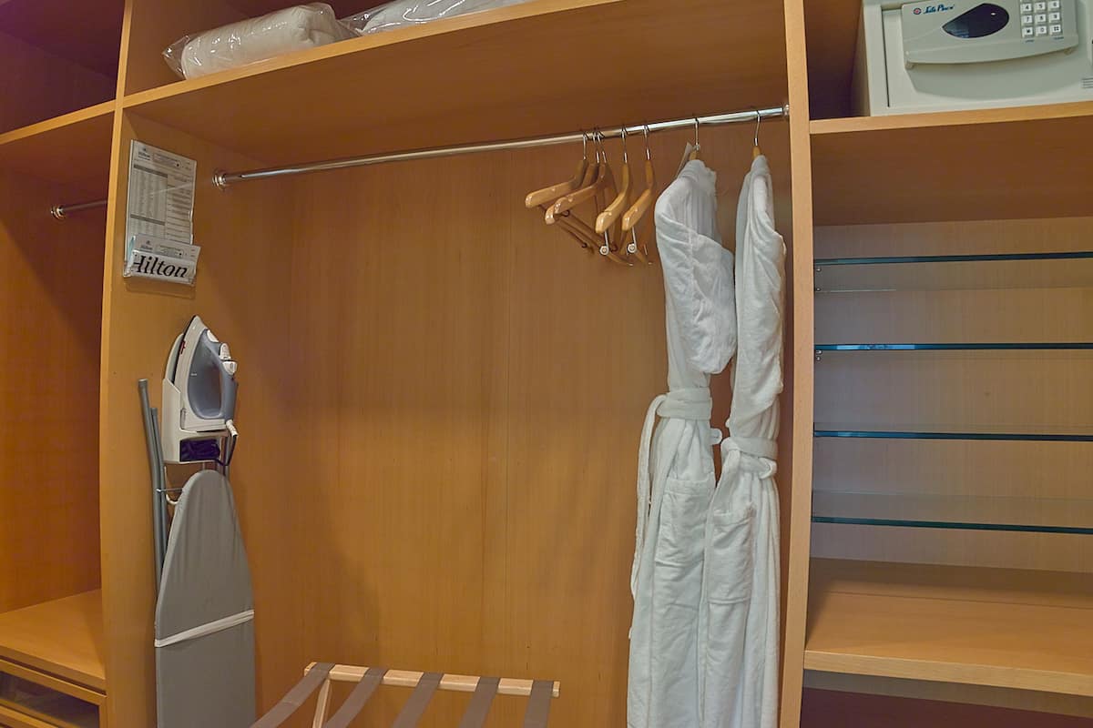 1 quarto, frigobar, cofres nos quartos, escrivaninha