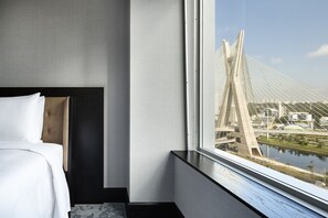 Room (Bridge View) | 1 bedroom, minibar, in-room safe, desk - Hilton Sao Paulo Morumbi (São Paulo)