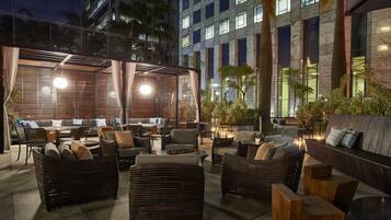 2 restaurantes, é servido café da manhã