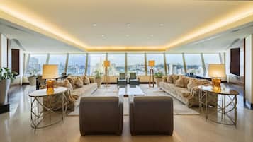 Suite, accès au salon club | Coin séjour | Télévision LCD de 42 pouces avec chaînes par câble, télévision