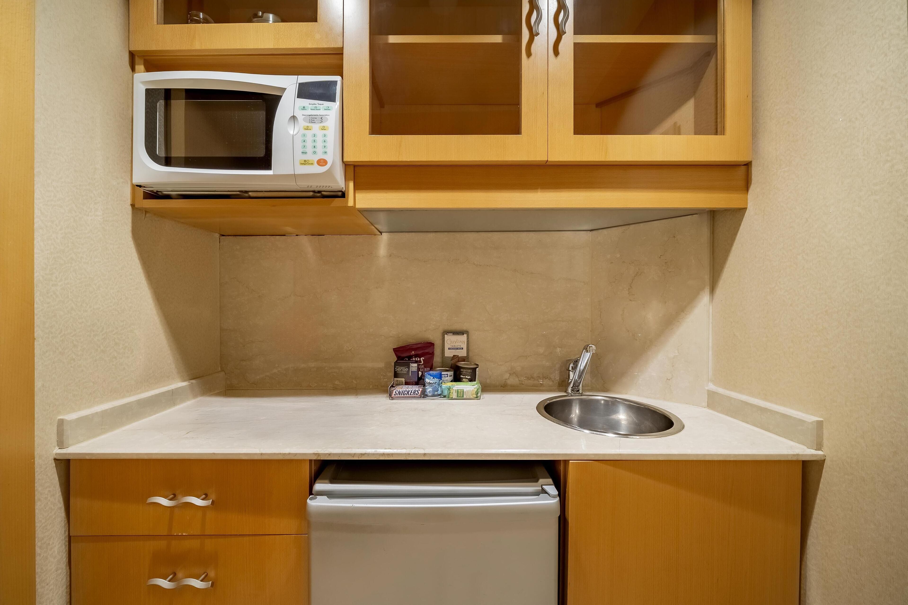 suite, 1 bedroom | private kitchen | coffee/tea maker