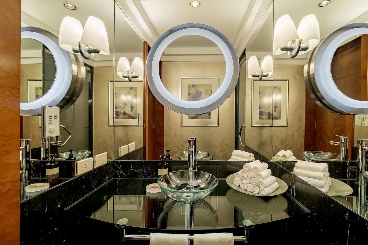 suite, club lounge access | bathroom | separate bathtub and shower, free toiletries, hair dryer, towels