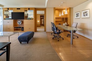 Suite, 1 Bedroom | 1 bedroom, minibar, in-room safe, desk - Hilton Sao Paulo Morumbi (São Paulo)
