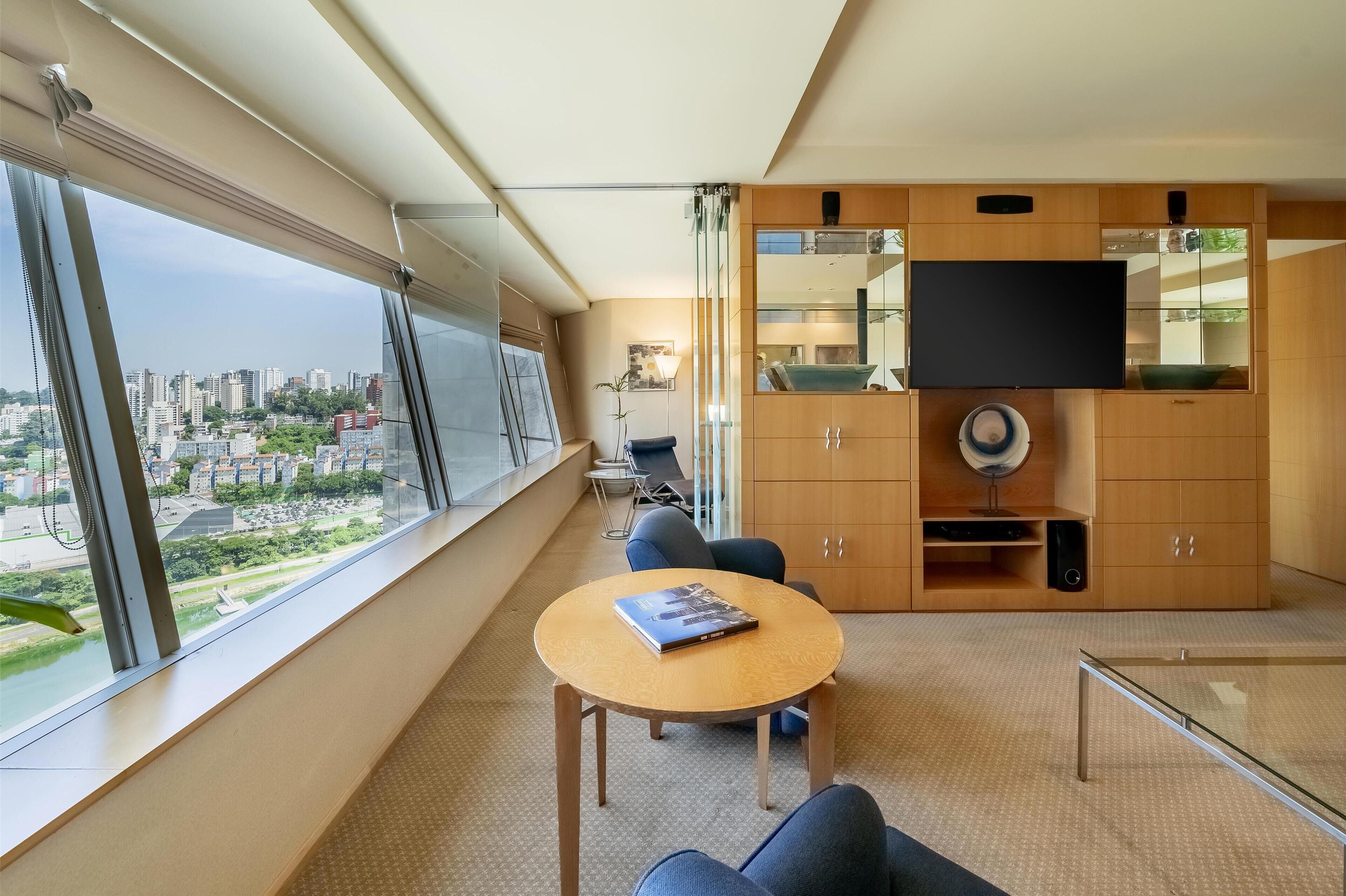 suite, 1 bedroom | 1 bedroom, minibar, in-room safe, desk