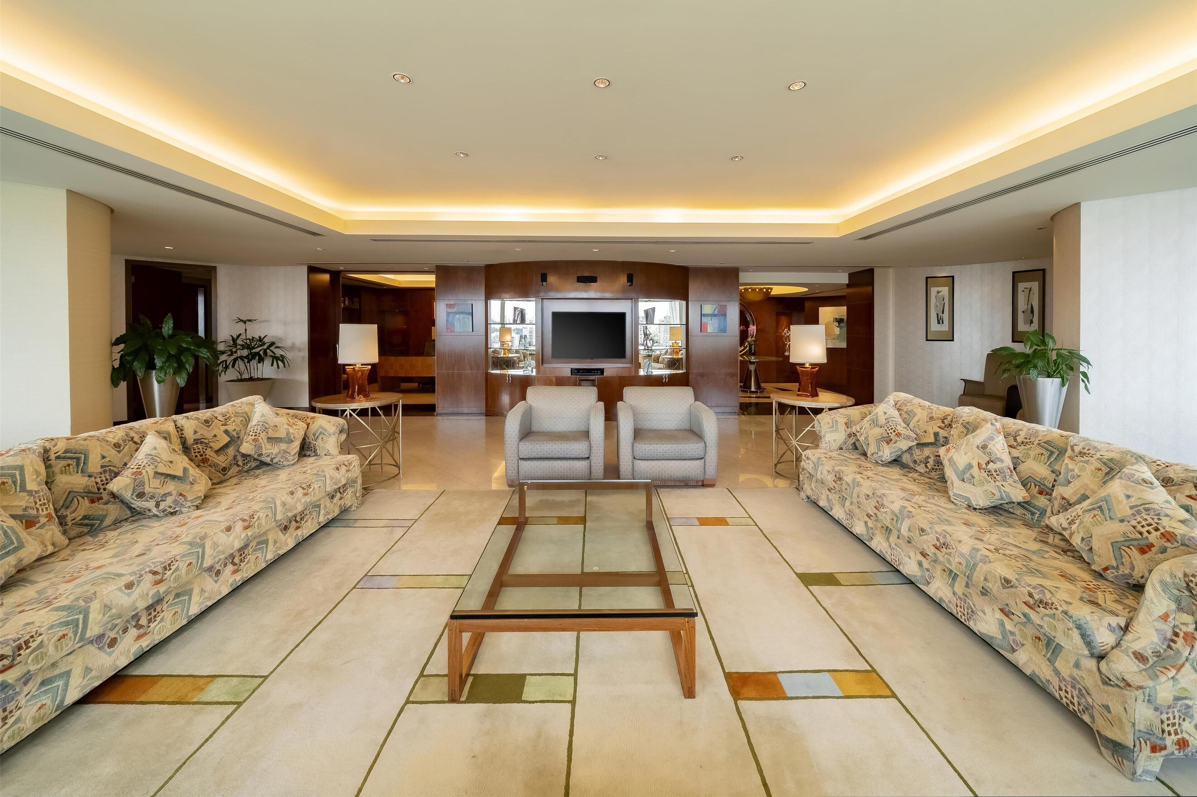 suite, club lounge access | living area | 42-inch lcd tv with cable channels, tv