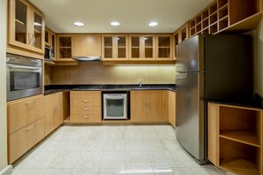Suite, Club Lounge Access | Private kitchen | Coffee/tea maker