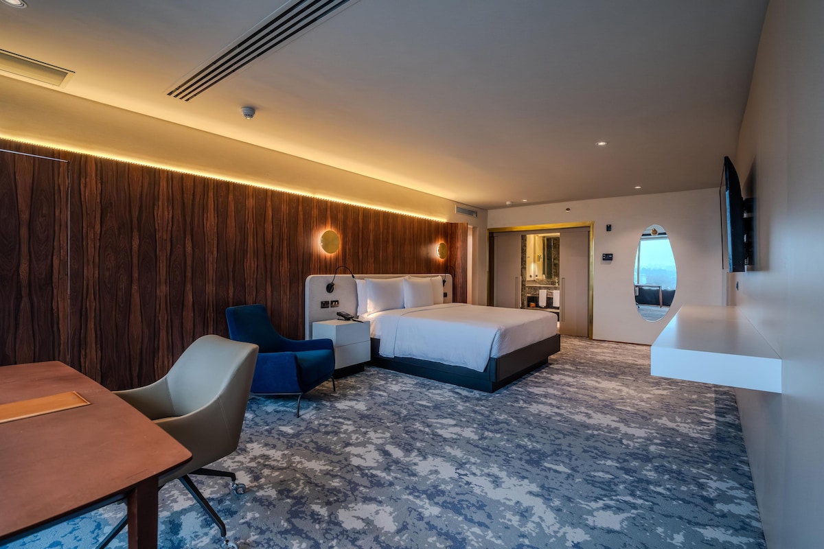 Suite, 1 slaapkamer | 1 slaapkamer, een minibar, een kluis op de kamer, een bureau