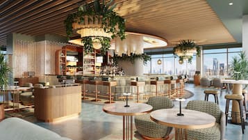 Zona de bar moderna con asientos, vistas a la ciudad y una mezcla de muebles de madera y tapizados.