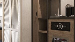 Eine moderne Küche mit Holzausstattung, einem integrierten Weinkühler und einer Kaffeemaschine.