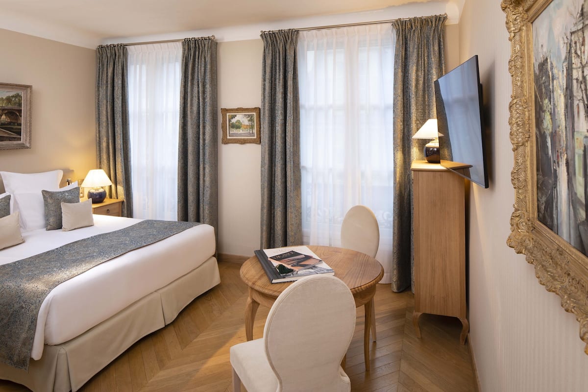 Hypo-allergenic bedding, pillow-top beds, minibar, in-room safe