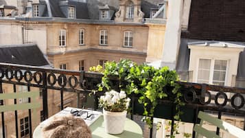 Deluxe-dobbeltværelse | Allergivenligt sengetøj, senge med topmadrasser, minibar