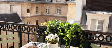 Deluxe Double Room | Hypo-allergenic bedding, pillow-top beds, minibar, in-room safe