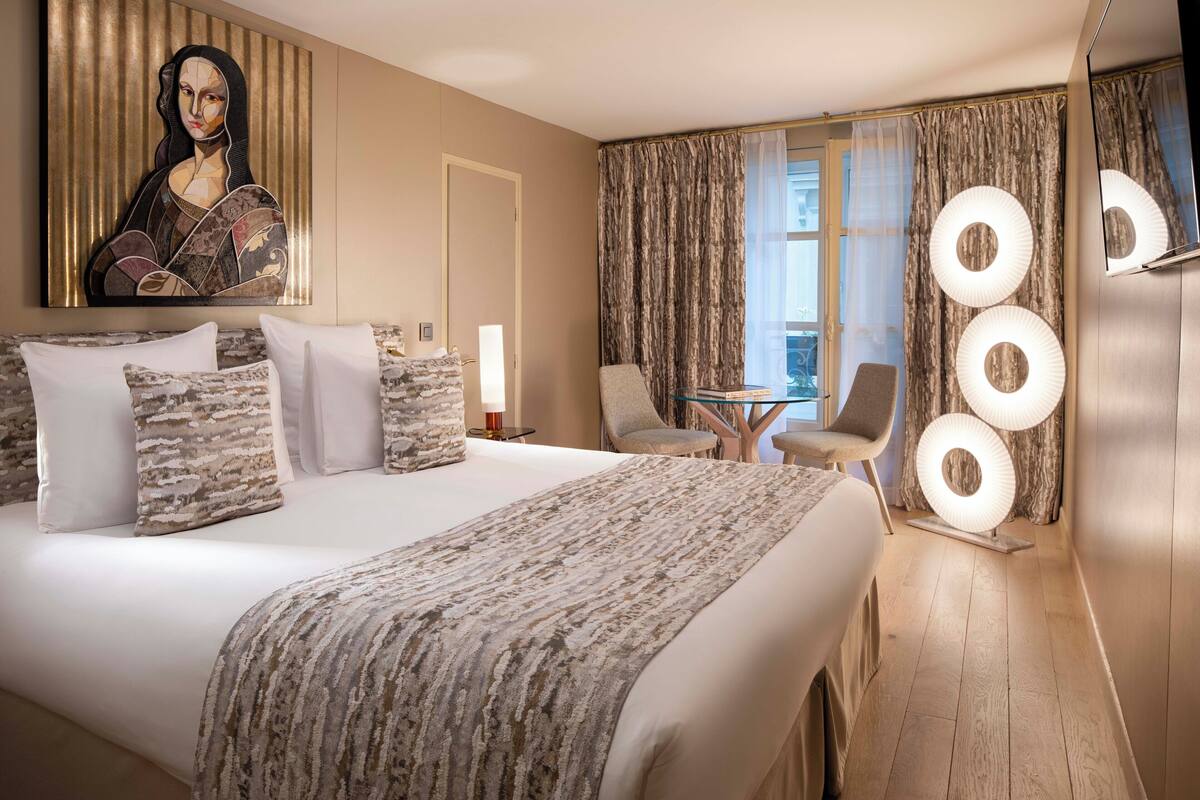 Allergitestet sengetøy, senger med overmadrass og minibar