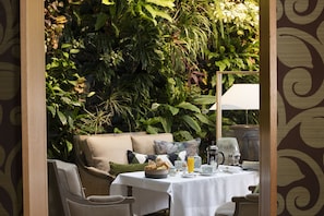 Daily continental breakfast for a fee - Hotel Pas De Calais (Paris)