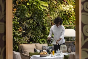 Daily continental breakfast (EUR 22 per person)