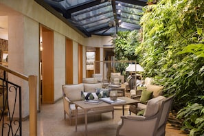 Lobby sitting area - Hotel Pas De Calais (Paris)