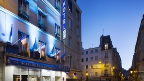 Front of property – evening/night - Hôtel du Plat d'Etain (Paris)