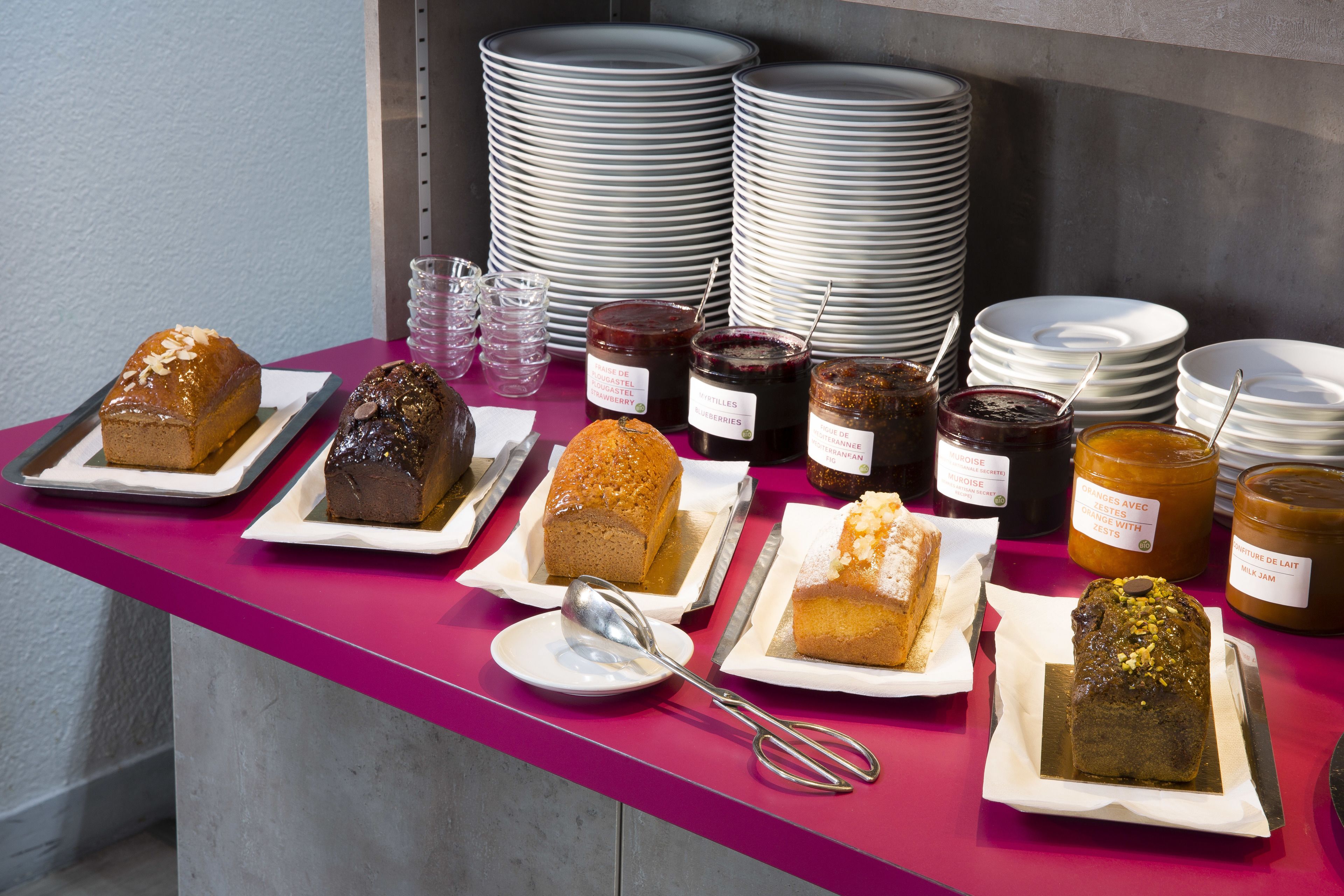 Een buffettafel met diverse desserts en confituur.