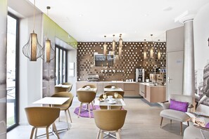 Petit déjeuner buffet (14 EUR par personne)