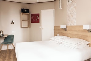 Coffres-forts dans les chambres, bureau, fer et planche à repasser