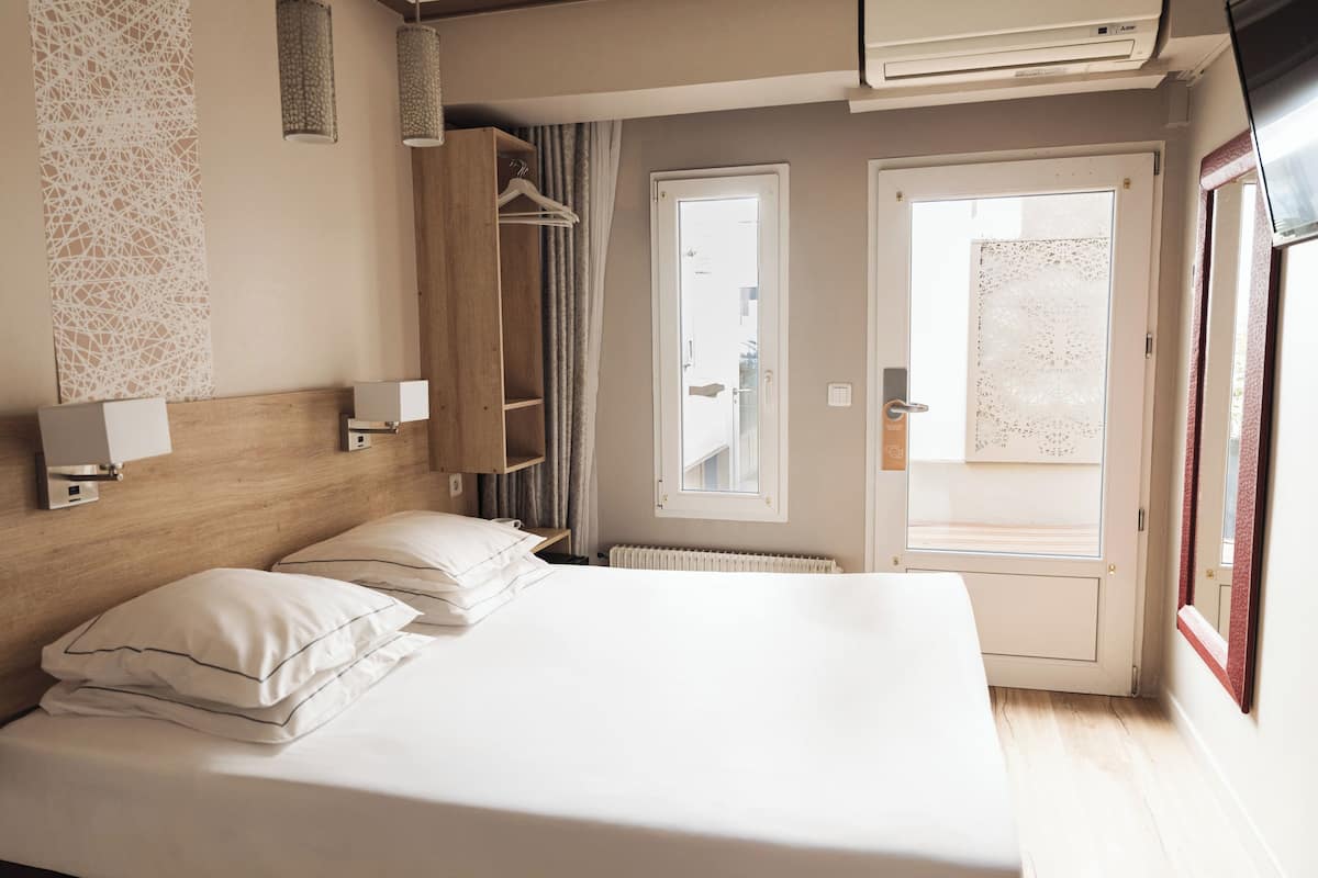 In-room safe, desk, soundproofing, iron/ironing board