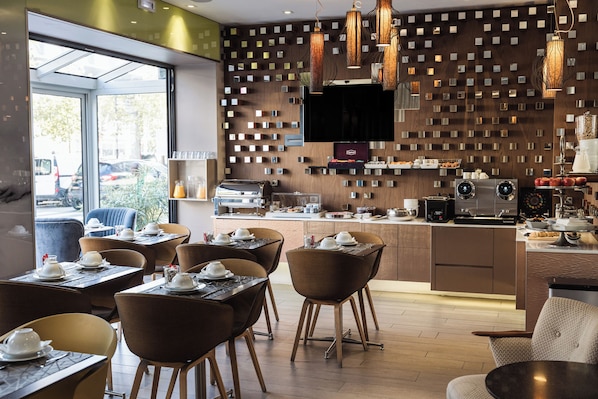 Desayuno buffet diario (EUR 14 por persona)