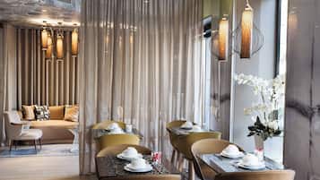 Dagelijks ontbijtbuffet (EUR 14 per persoon)