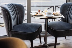 Tägliches Frühstücksbuffet gegen Gebühr