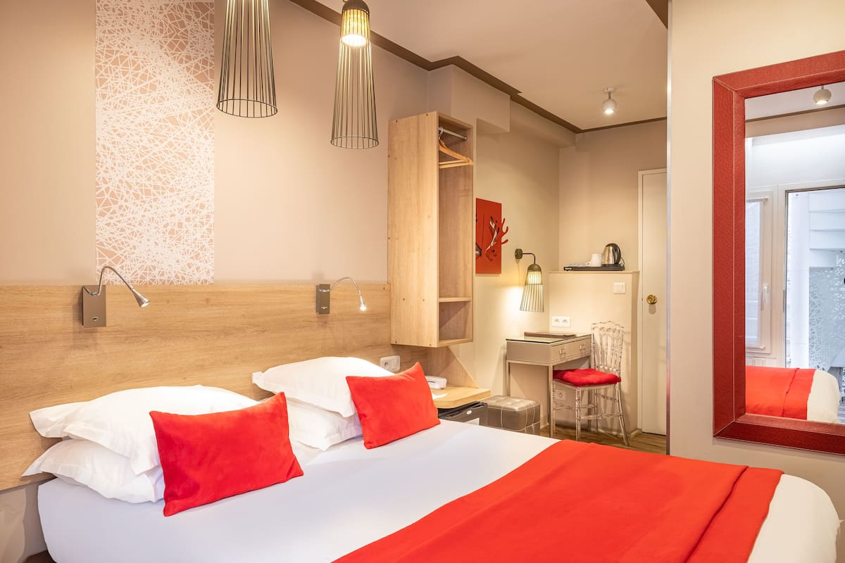 Chambre Double Confort | Coffres-forts dans les chambres, bureau, fer et planche Ă repasser