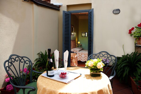 Outdoor dining - Daniel's (Rome)