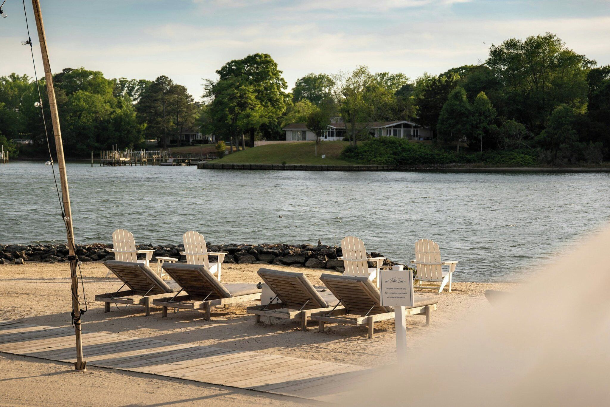 En privat strand, hvidt sand, liggestole, parasoller