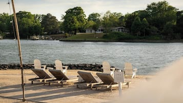 En privat strand, hvidt sand, liggestole, parasoller