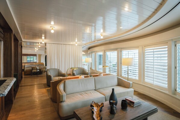 2 bars/lounges, poolside bar