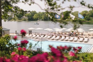 Una piscina al aire libre de temporada