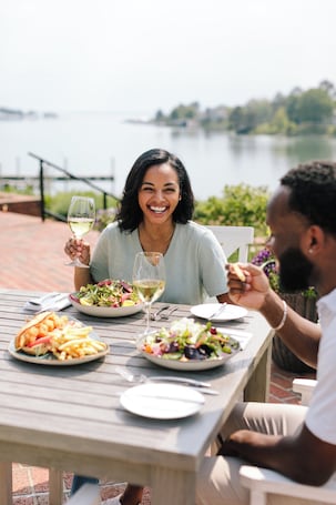 Alimentos y bebidas. The Tides Inn
