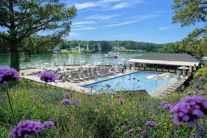 Piscine extérieure en saison