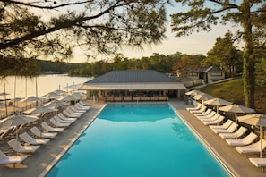 Seasonal outdoor pool - The Tides Inn (Irvington)
