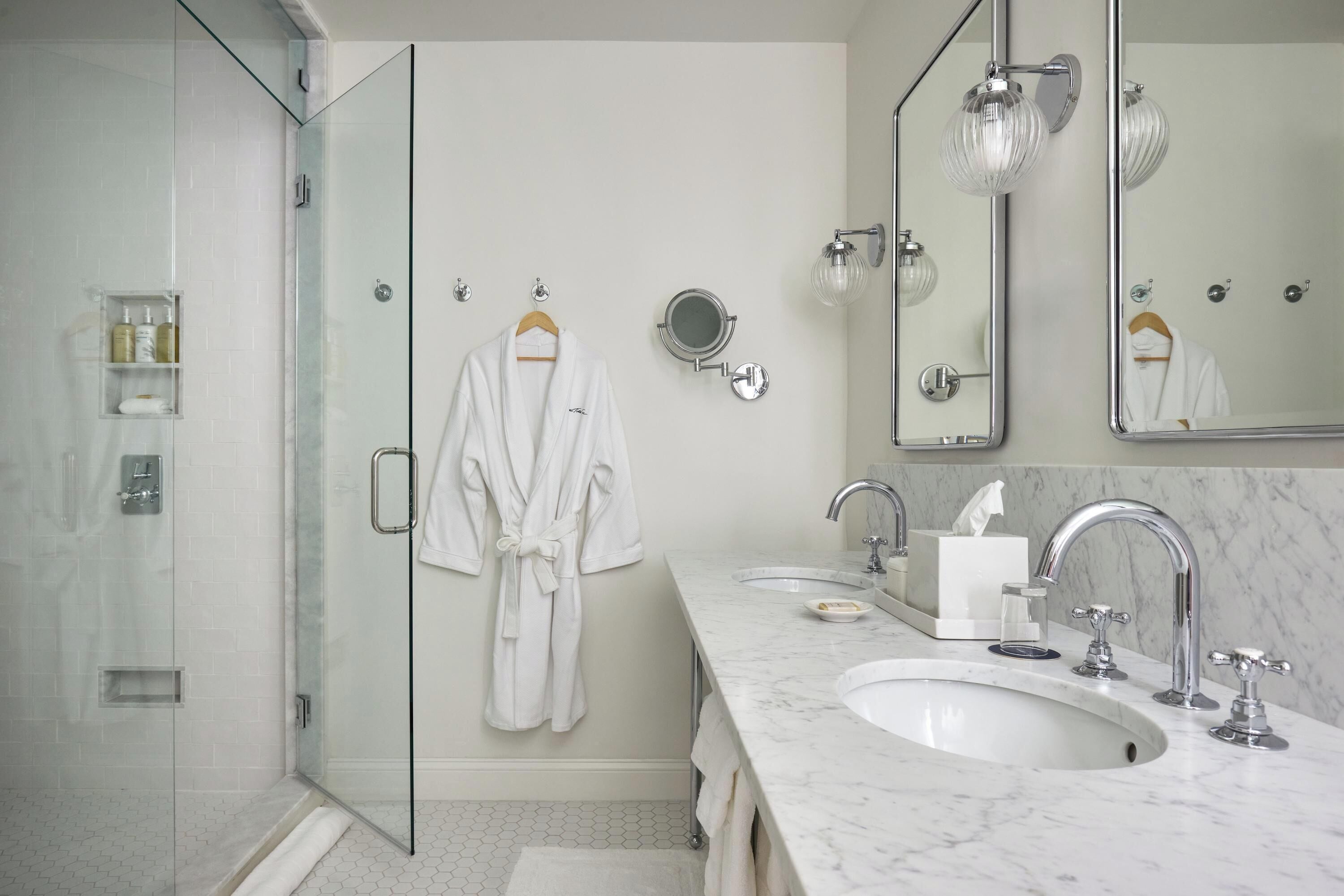 Suite, Balcony (Vista, King) | Bathroom | Combined shower/bathtub, hydromassage showerhead, designer toiletries