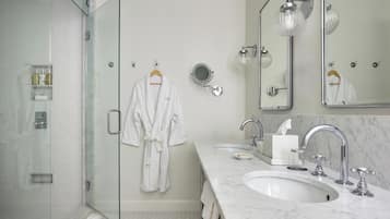 Suite, Balcony (Vista, King) | Bathroom | Combined shower/bathtub, hydromassage showerhead, designer toiletries