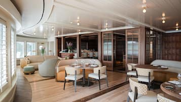 2 間餐廳;供應早餐、午餐、晚餐;美國菜
