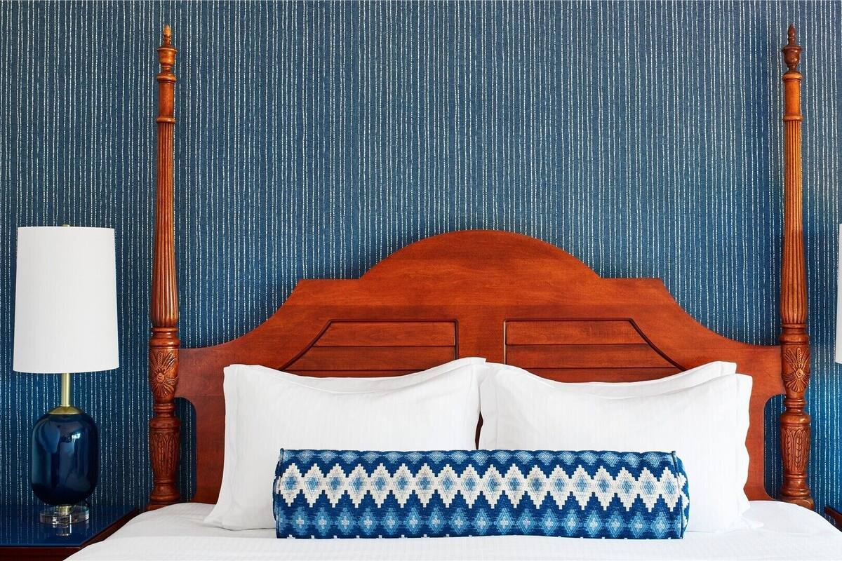Egyptian cotton sheets, premium bedding, pillowtop beds, minibar
