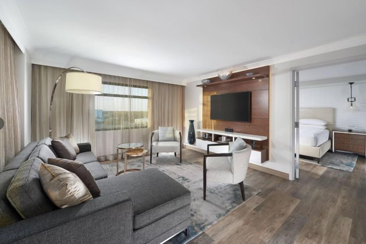 Suite presidencial, 1 habitación | Área de sala de estar | Smart TV, consola de videojuegos, Netflix y películas con cargo 