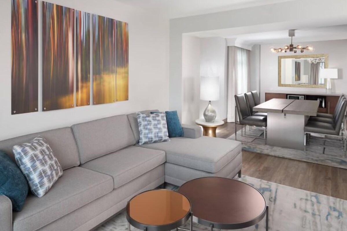 Suite ejecutiva, 1 habitación | Área de sala de estar | Smart TV, consola de videojuegos, Netflix y películas con cargo 