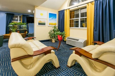 Days Inn & Suites by Wyndham Pryor