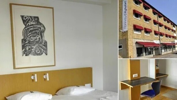A hotel room with a bed, a desk, and a chair. - Ronneby Cityhotell (Ronneby)
