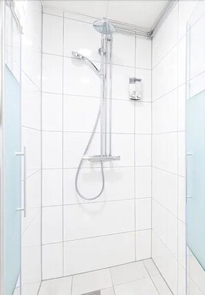 Habitación individual, baño privado | Regadera en el baño