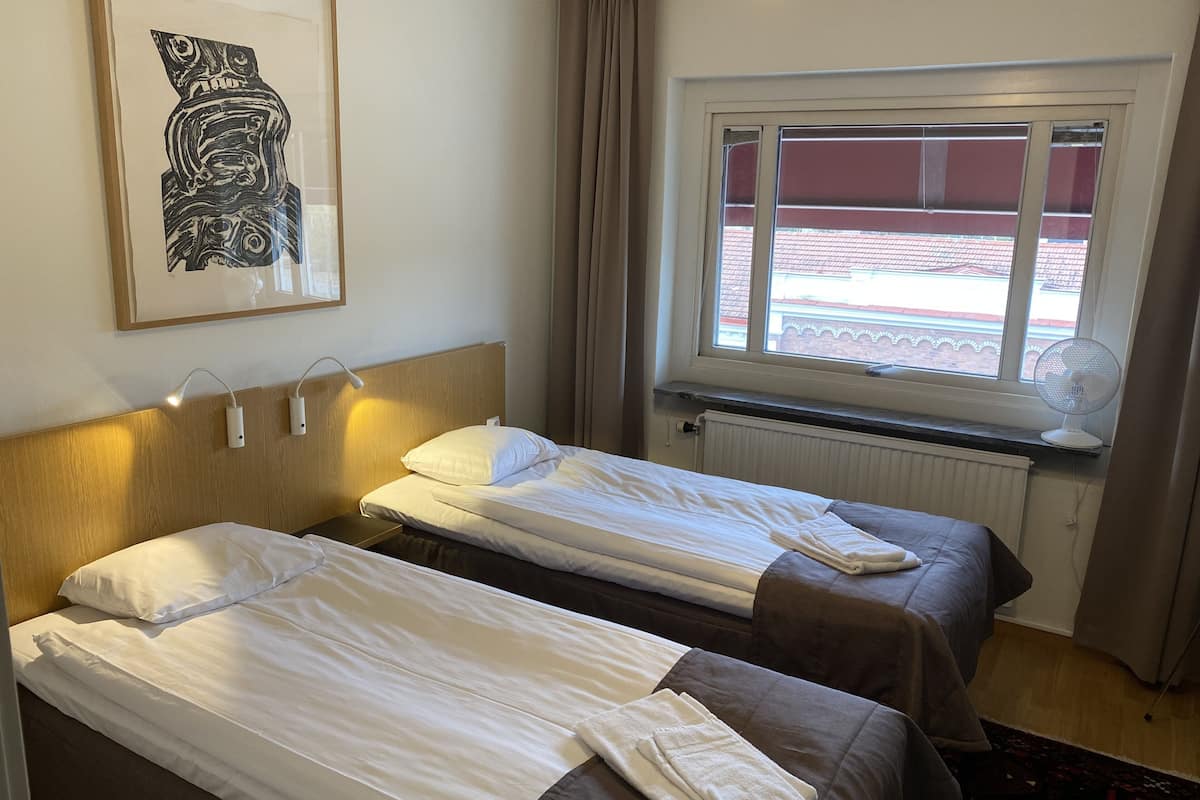 twin room (private wc, shared shower) | desk, cots/infant beds, rollaway beds, free wifi