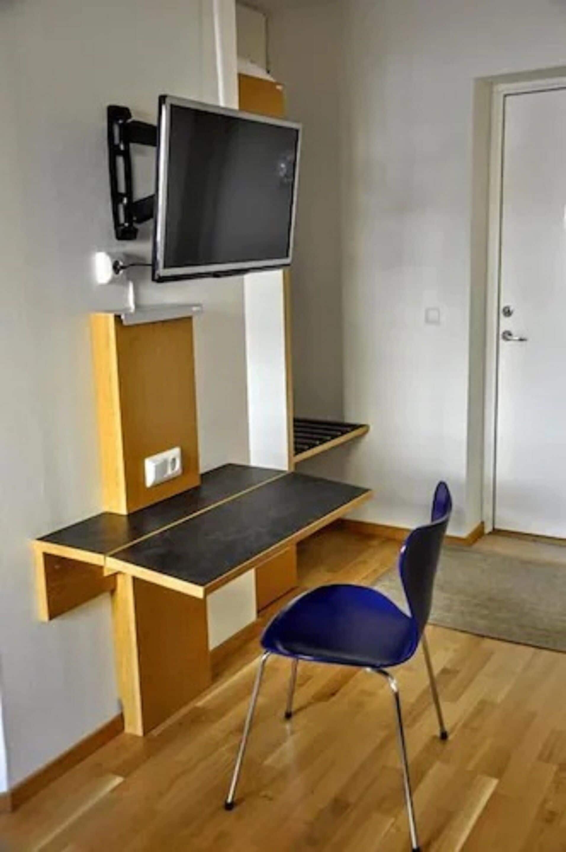 family room, private bathroom | desk, cots/infant beds, rollaway beds, free wifi